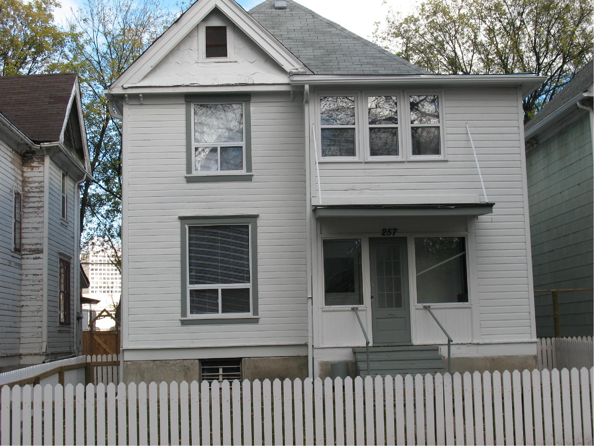2-257 Balmoral St.